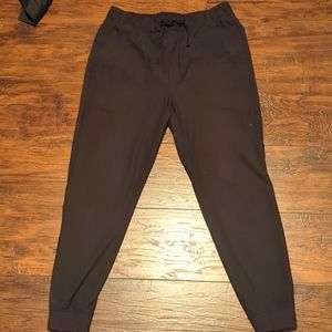 VRST Men's Limitless Athletic Fit Jogger Pure Black in size medium
